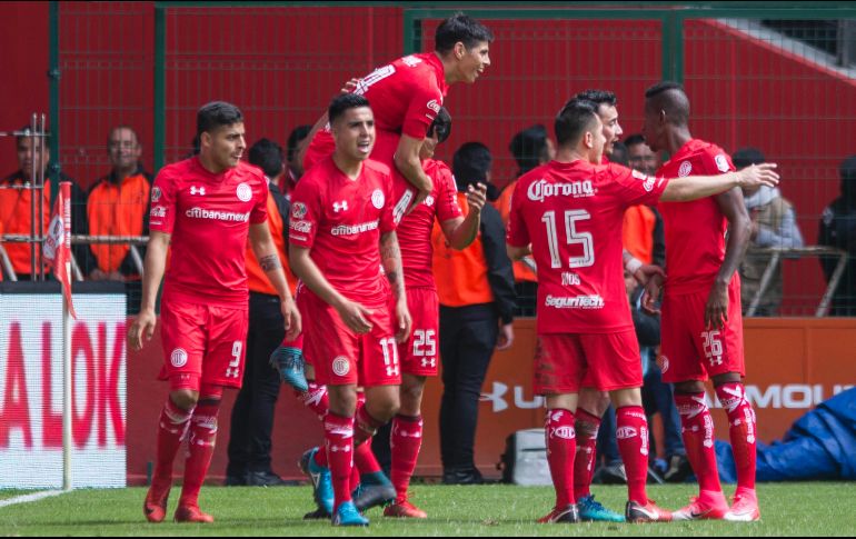 Los Diablos Rojos, que suman seis puntos, acumulan 13 partidos sin caer en casa ante su rival en turno, con cinco triunfos y ocho igualadas. MEXSPORT / ARCHIVO