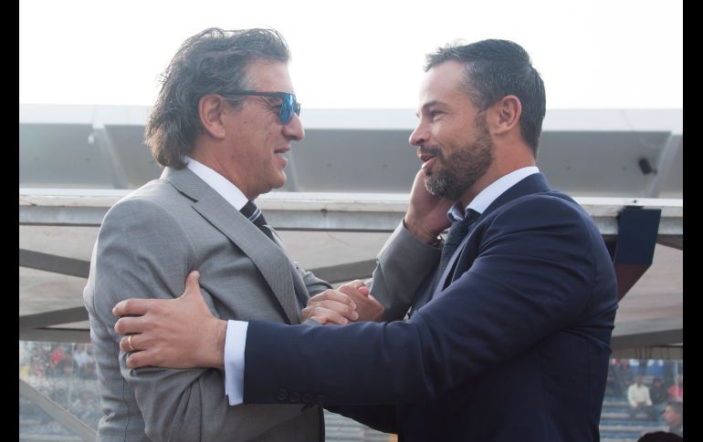 Rubén Omar Romano (izq), técnico de Atlas; y su homólogo de Lobos, Rafael Puente, se saludan previo al inicio de las acciones. MEXSPORT