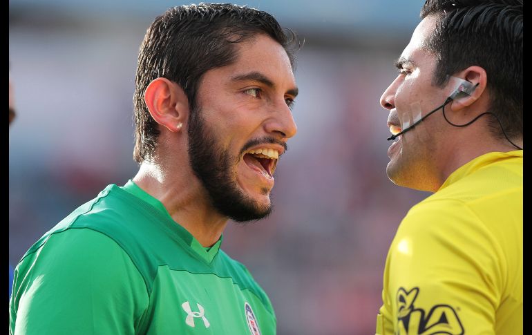 Jesús Corona reclama airadamente al árbitro durante el partido contra Necaxa. NOTIMEX / I. Hernández