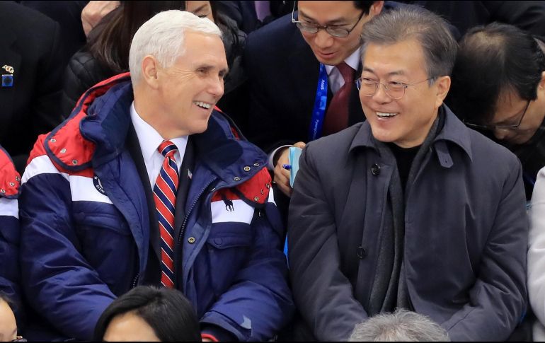 El vicepresidente de EU despegó de Seúl tras presenciar a última hora del sábado pruebas de patinaje de velocidad de los Juegos de Invierno de Pyeongchang. EFE / YONHAP