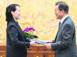 Buena voluntad. Kim Yo Jong, la hermana del dirigente norcoreano, y el presidente Moon Jae-in. EFE