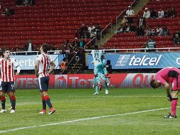 La defensa falló en dos ocasiones y los jugadores fuera de posición sellaron una derrota más del Guadalajara, que llega a cuatro caídas en este Clausura 2018. EL INFORMADOR/M. Vargas