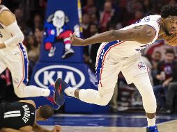 Bestial. Joel Embiid (D.) igualó una marca personal con sus 16 rebotes de anoche frente a los Clippers. AP/C. Szagola