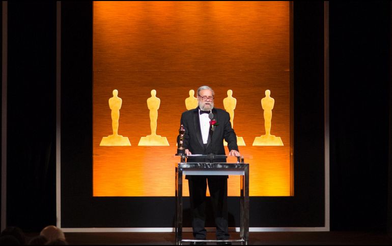 El británico, de 78 años, da un discurso de agradecimiento tras recibir la estatuilla. AFP/V. Macon