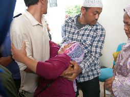 Parientes de una de las víctimas mortales lloran dentro de un hospital. EFE/A. Wadi