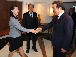 El primer ministro y la delegación norcoreana se saludaron muy afablemente al inicio del encuentro, que estuvo cerrado a la prensa. AFP/YONHAP