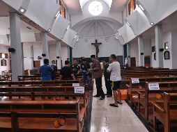 Policías recaban pistas en el interior del templo. AP/S. Riyadi