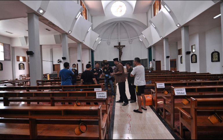 Policías recaban pistas en el interior del templo. AP/S. Riyadi