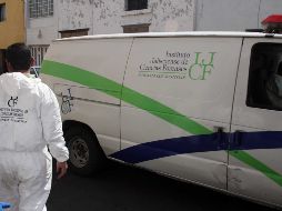 Personal de Ciencias Forenses trasladó el cuerpo para la práctica de la autopsia. NTX / ARCHIVO