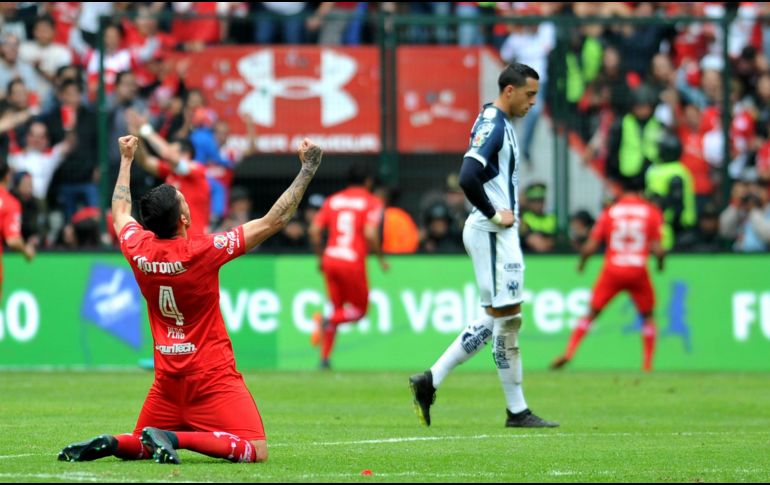 Jugadores de los Diablos Rojos celebran la primera anotación del partido que les daría la ventaja. AFP / V. Cruz