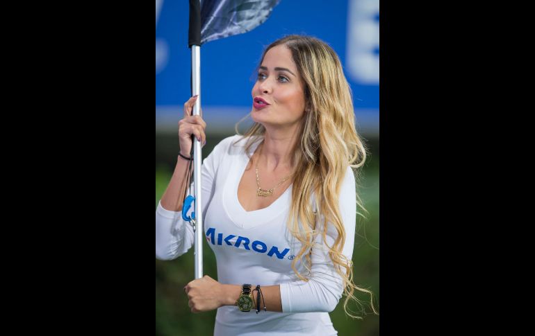 ¿Y esa boquita? Una bella rubia hace un curioso gesto hacia la tribuna del Estadio Akron donde perdieron las Chivas ante Santos. MEXSPORT / C. Marchena