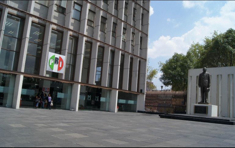 El ataúd fue entregado en la sede nacional del PRI, en el marco de la contienda electoral por la Presidencia de la República. SUN/ ARCHIVO