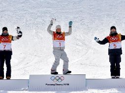 De izquierda a derecha: Laurie Blouin, de Canadá; Jamie Anderson, de los Estados Unidos; y Enni Rukajarvi, de Finlandia, celebran tras la competencia. AP/L. Jin-man