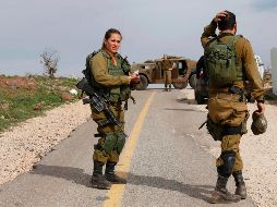 Soldados israelíes bloquean una carretera en los Altos del Golán, cerca de la frontera con Siria. AFP/J. Marey