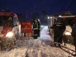 La labor de los equipos se ve dificultada por la dispersión de los fragmentos de la nave, la nieve y las características del terreno. EFE
