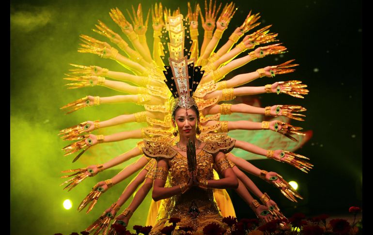 Bailarines realizan el baile conocido como 