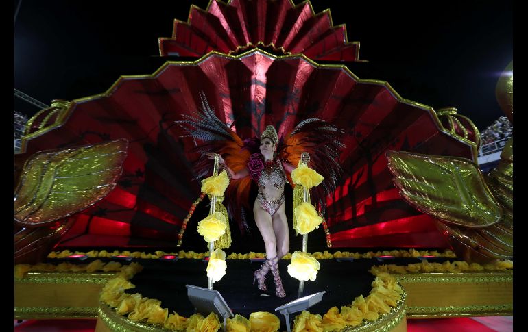 Integrantes de la escuela de samba del  Imperio Serrano. El vistoso desfile es también una disputada competencia.