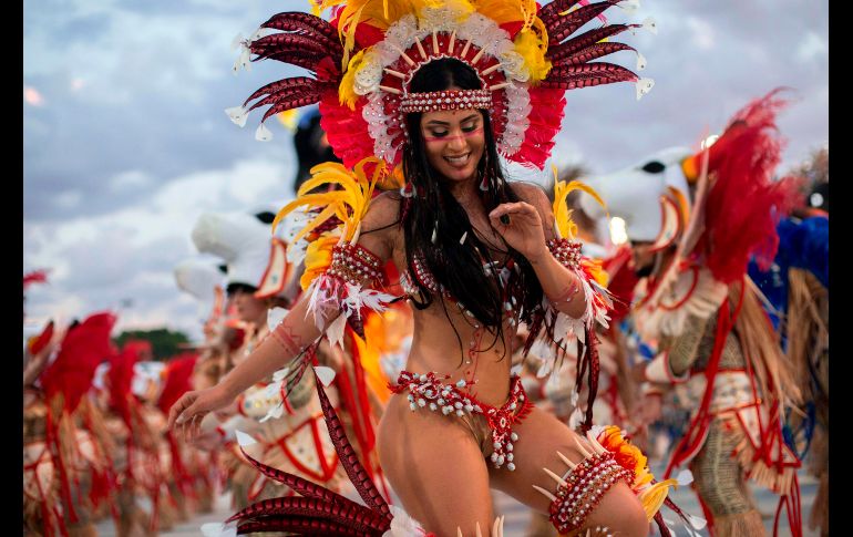 Las mayores escuelas de samba de Rio de Janeiro encandilaron al Sambódromo el domingo en la primera de dos noches de desfiles de carnaval.
