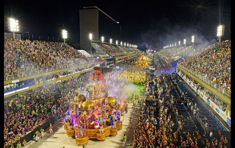 Cada escuela es evaluada por un jurado, que revisa con precisión la calidad de la música, los vestuarios y el tema elegido por cada grupo, entre otros criterios.
