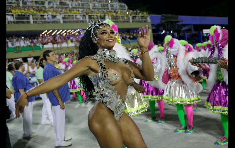 Los participantes bailan al ritmo de percusiones ensordecedoras. De la escuelan Mangueira.