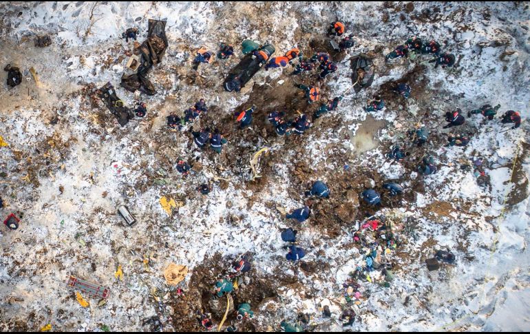 Vista aérea de la zona donde ayer se estrelló un avión a las afueras de Moscú, Rusia, que dejó a 71 personas muertas. AFP/D. Serebryakov