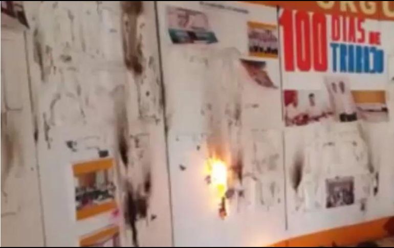 Lanzaron piedras a los cristales del edificio ubicado en el encauzamiento René Juárez, mientras otro grupo de maestros ingresó a las oficinas para destrozar sillas, ventanas y hacer pintas. YOUTUBE / Tuitealo