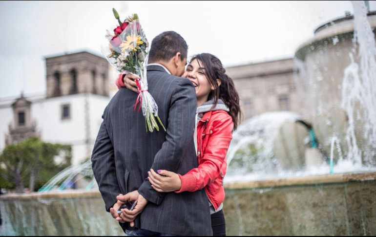 Este 14 de febrero, el 22 % de los encuestados regalará ropa, y 11 % flores. EL INFORMADOR/Archivo