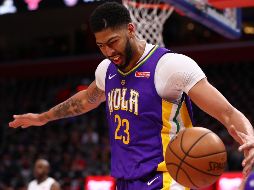 Anthony Davis (#23) clava el balón para sumar dos puntos a su cuenta personal. AFP
