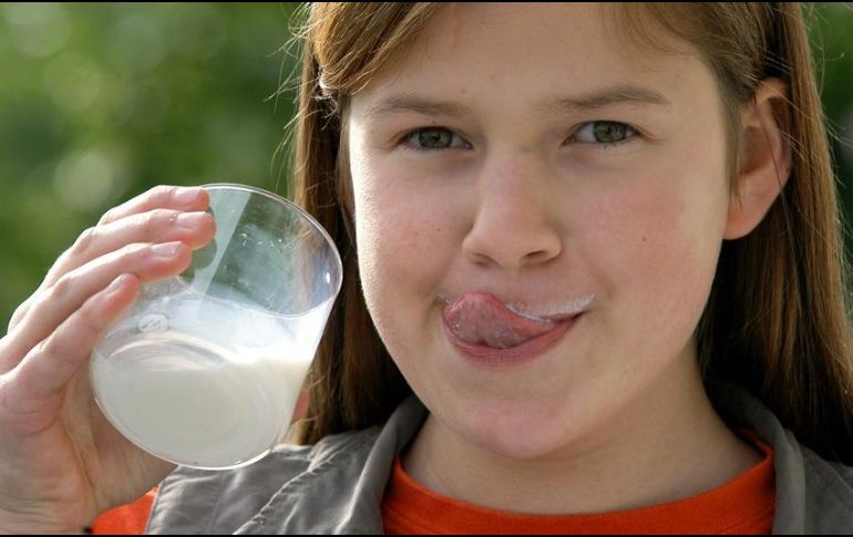 La creciente tendencia a proteger la naturaleza a través del reciclamiento de todo tipo de productos, inclusive empaques y envolturas, está llegando a los contenedores de leche que regresan al vidrio. AP / ARCHIVO