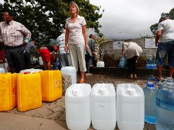 Instituciones gubernamentales han limitado el consumo diario de agua a 50 litros por persona, con lo que lograron extender la duración de su reserva hasta junio. EFE/N. BOTHMA