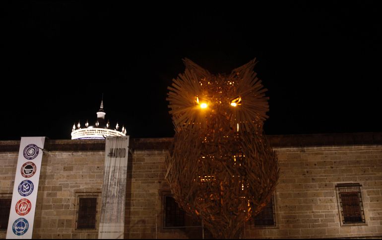 Hecho de fajillas. Búho que se ilumina por dentro, ubicado afuera del Cabañas. EL INFORMADOR/M. Vargas