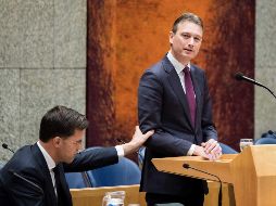 El exministro de Exteriores dimitió del cargo que apenas había asumido en octubre, luego de descubrirse la verdad que ha alimentado una creciente polémica en Holanda. EFE/O. KRAAK