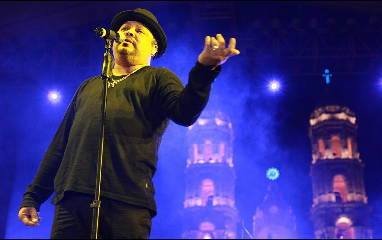 En un inicio Céspedes se negó a presentarse, luego, cantó frente a los asistentes mientras leía la letra de la canción. EL INFORMADOR/ARCHIVO