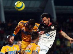 Facundo Erpen (Lobos BUAP) gana el remate a Gignac y aleja el peligro de su portería. NOTIMEX/C. Pacheco