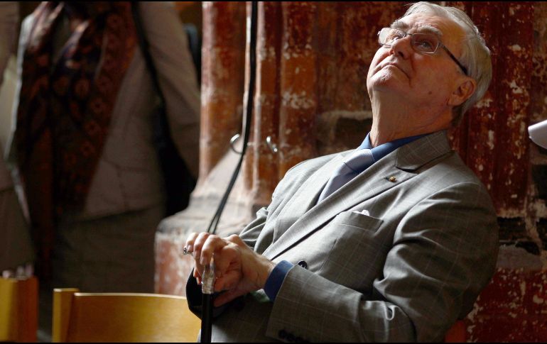 Fotografía de archivo que muestra al príncipe Enrique de Dinamarca, esposo de la reina Margarita, durante su visita a la iglesia Nikolai en Wismar. EFE