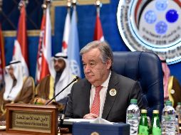 El secretario general de la ONU, Antonio Guterres (c), participa en la conferencia internacional de donantes para la reconstrucción de Iraq. EFE/N. Ibrahim