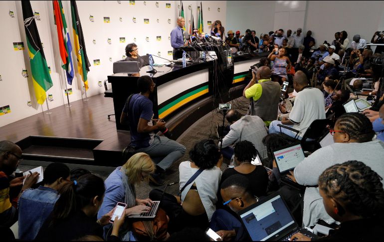 El secretario general del gobernante Congreso Nacional Africano (CNA), Ace Magashule (c), ofrece una rueda de prensa en Johannesburgo. EFE/K. Ludbrook