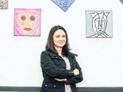 Verónica Madrigal, de GeekGirls, posa con algunas de sus creaciones. EL INFORMADOR / E. Barrera