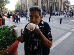 Los tapatíos disfrutan de picón y chocolate caliente en el Centro de la ciudad. ESPECIAL