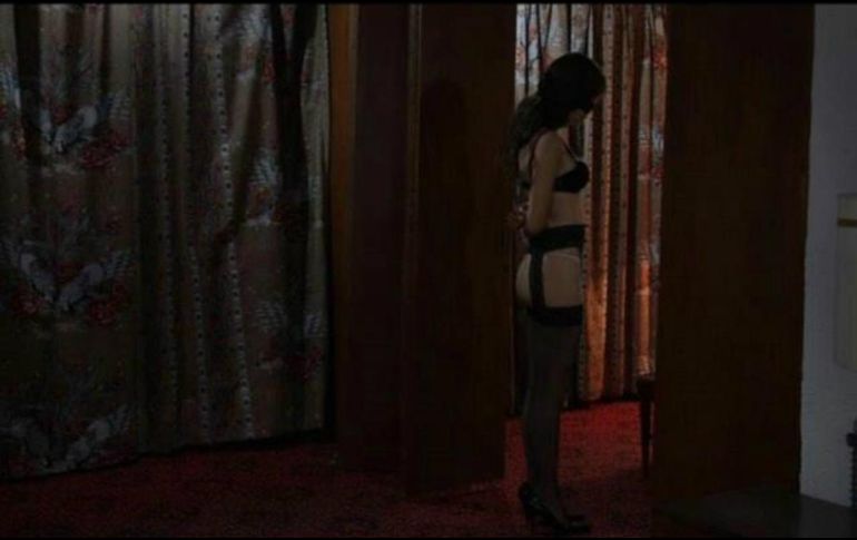 Posa de pie, amarrada y con un antifaz, en la otra foto está sentada, amordazada y también amarrada de las manos. INSTAGRAM/camilasodi_