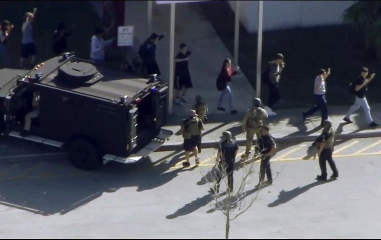 Imágenes captadas por televisión mostraban decenas de estudiantes que abandonaban la escuela secundaria Marjory Stoneman Douglas. AP / WPLG-TV