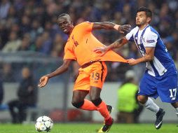 Imparable. Corona (D) tira de la camiseta a Mane (I), pero sin éxtito: el jugador del Liverpool anota un triplete ante los Dragones. AP/L. Vieira