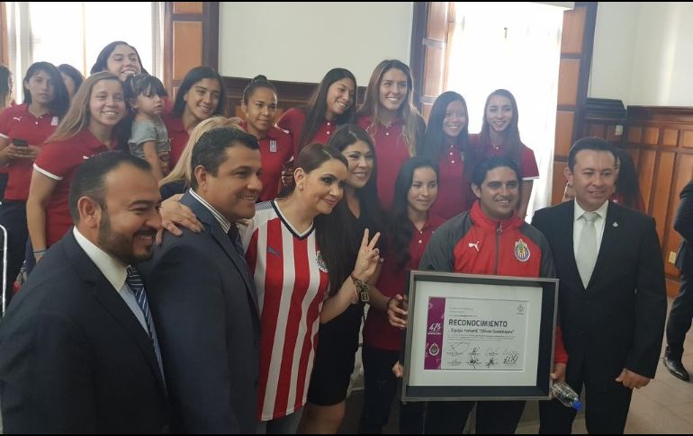 Las futbolistas del Rebaño se dijeron comprometidas a seguir poniendo en alto el nombre del equipo. ESPECIAL/CHIVAS