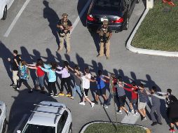 El tiroteo perpetrado en una escuela secundaria de Florida dejó al menos 14 víctimas, según el reporte provisto por la policía de Broward. AFP/ J. Raedle