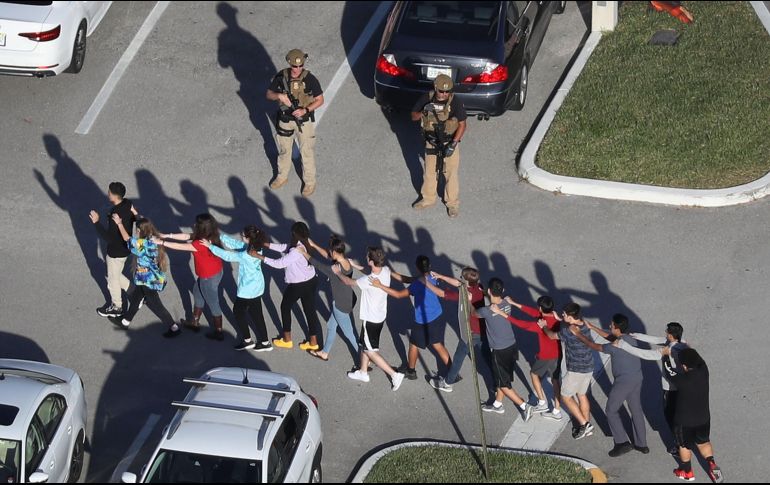 El tiroteo perpetrado en una escuela secundaria de Florida dejó al menos 14 víctimas, según el reporte provisto por la policía de Broward. AFP/ J. Raedle