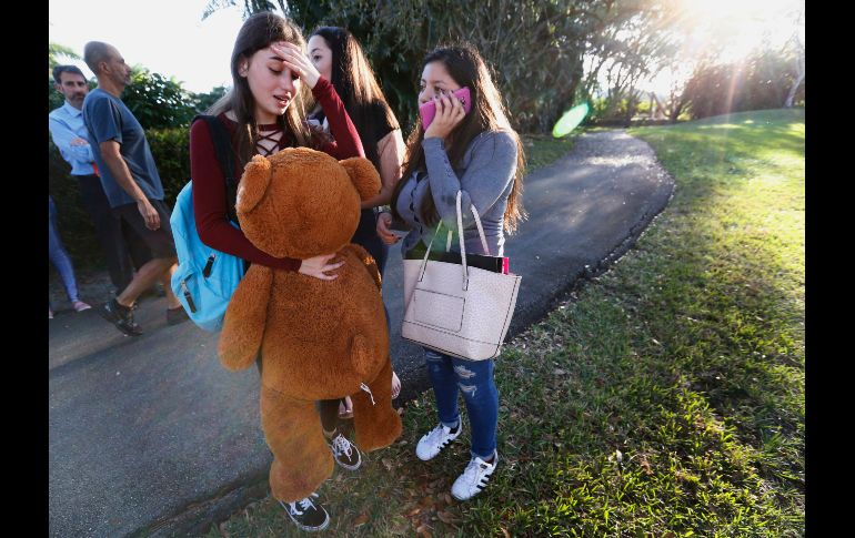 Estudiantes aguardan a que las recojan.