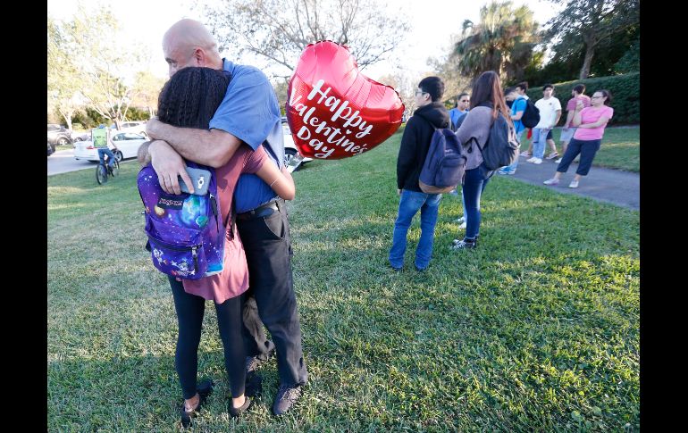 Familiares reaccionan al tiroteo.