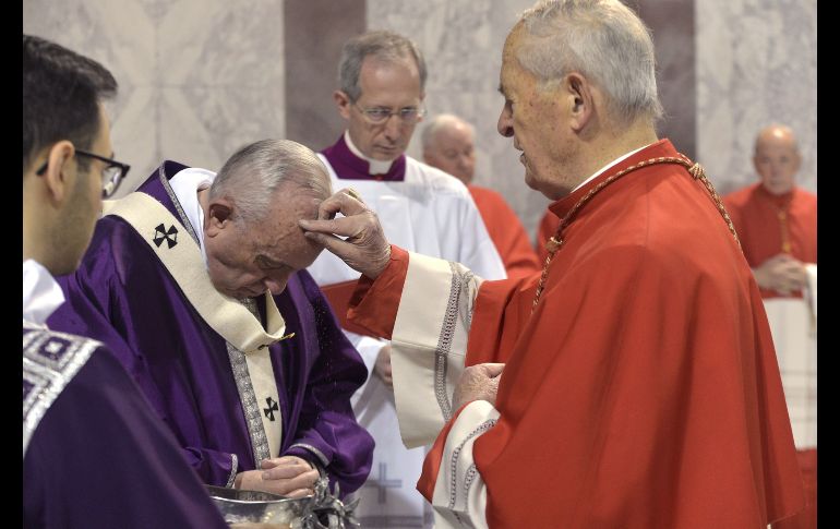 El cardenal Jozef Tomko (d) impone la ceniza al Papa Francisco en el templo Santa Sabina en Roma, Italia. El Pontífice dijo hoy que la Cuaresma es un tiempo propicio para vencer a los 