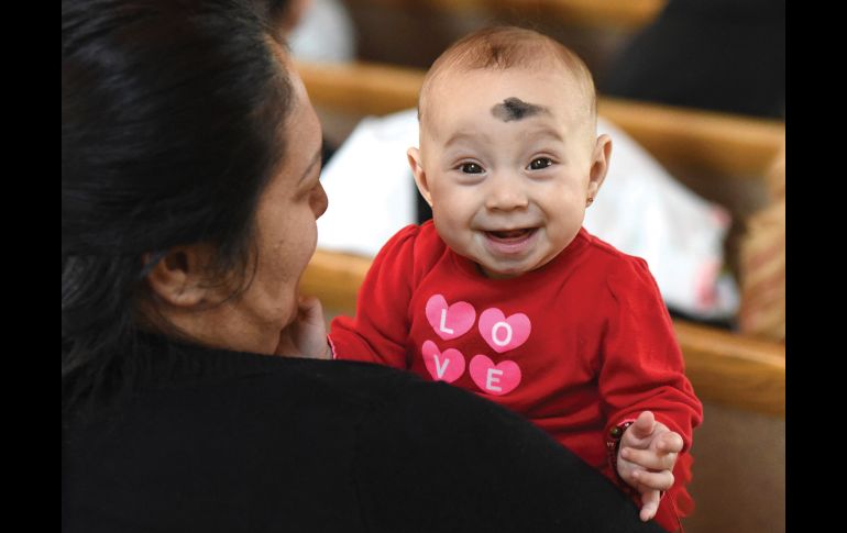 Una bebé de seis meses junto a su madre en Porterville, en California.