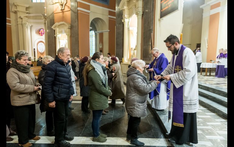 Un sacerdote unge a unos feligreses con ceniza, en la basílica de San Vicente, en la ciudad polaca de Bydgoszcz.